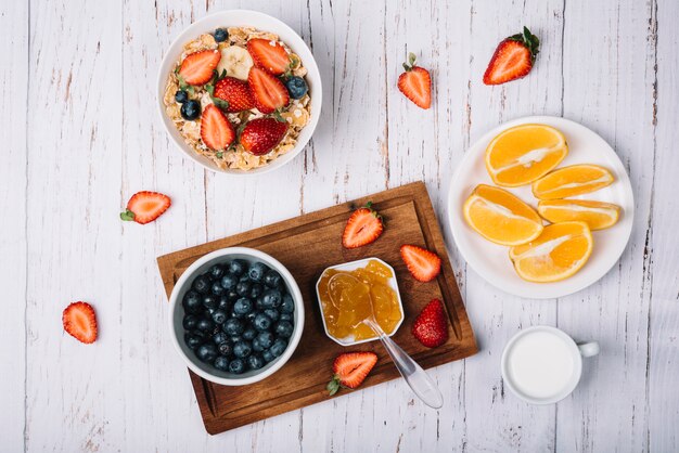 Copos de maíz en un tazón con diferentes frutas y bayas