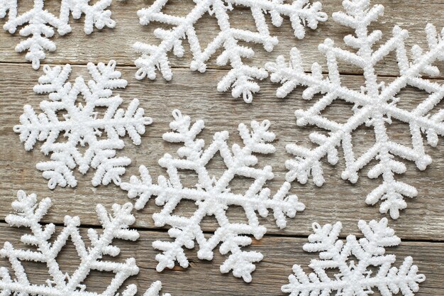 Copos de nieve en la mesa de madera