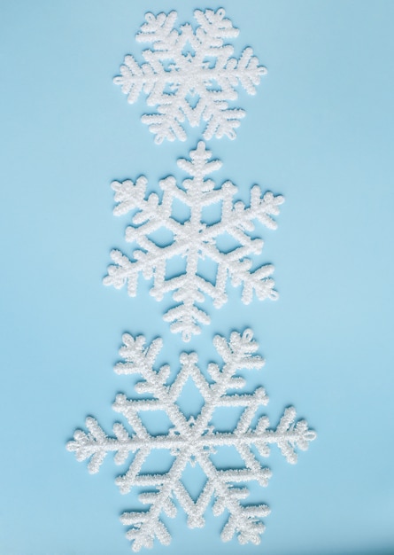 Foto gratuita copos de nieve sobre superficie azul