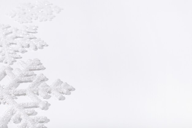 Copos de nieve sobre superficie blanca