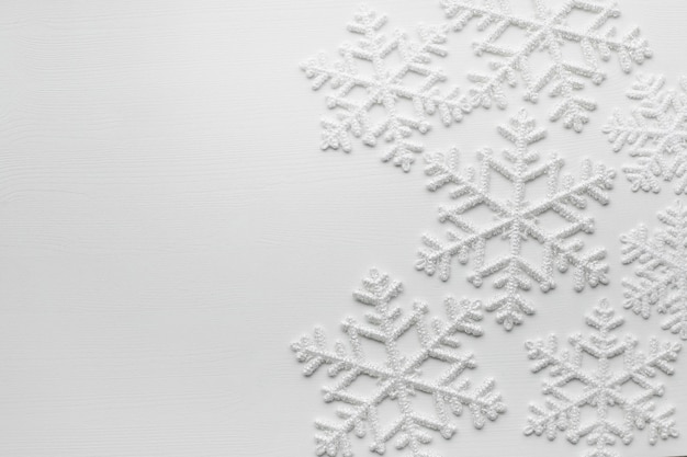 Copos de nieve sobre superficie blanca