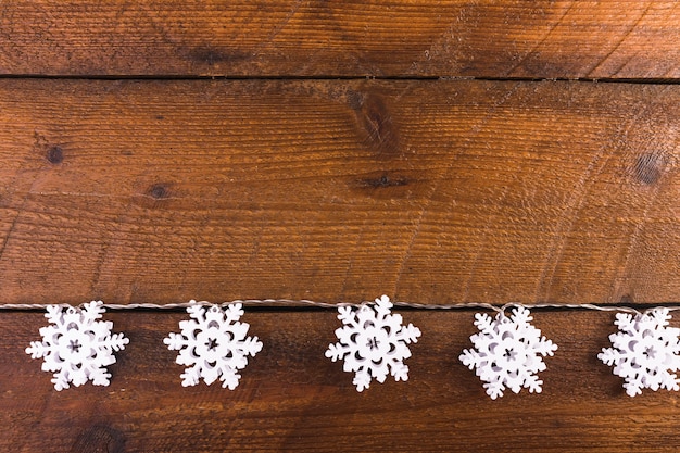 Foto gratuita copos de nieve en tablero de madera