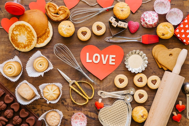 Foto gratuita corazón con amor escribiendo cerca de pastelería