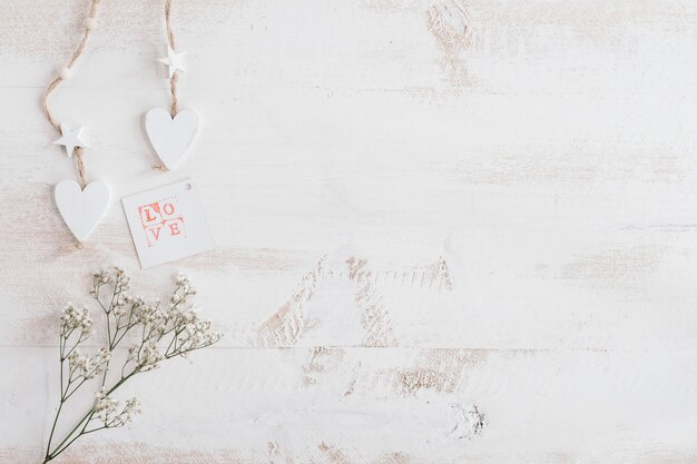 Corazón blanco y flores con tarjeta de amor y espacio de copia