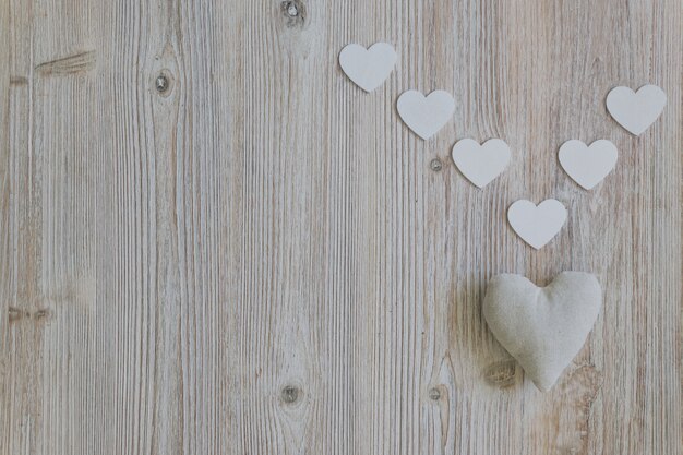 Corazón blanco de peluche con corazones blancos