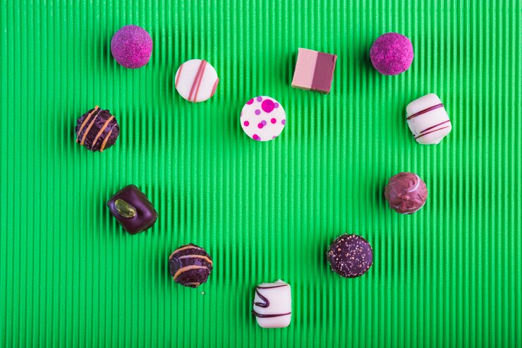 Foto gratuito corazón de caramelos de chocolate