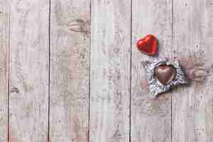 Foto gratuita corazón de chocolate sobre una mesa de madera