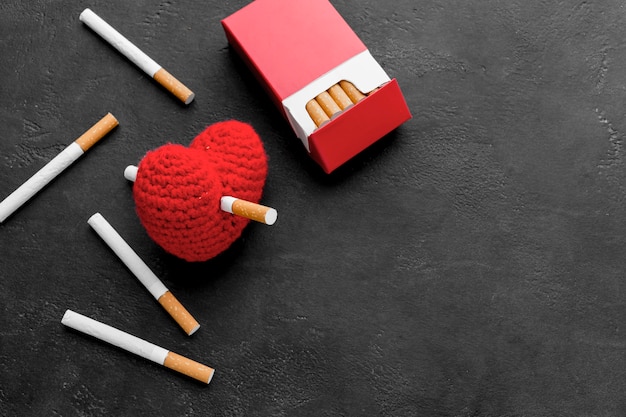 Foto gratuita corazón con cigarrillos y espacio de copia