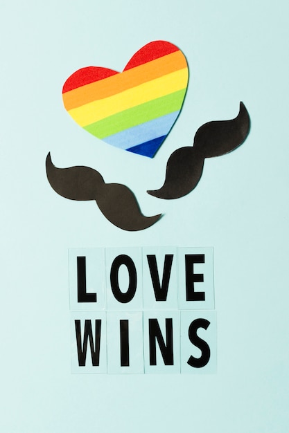 Corazón en color arcoiris con mensaje de celebración