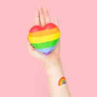 Foto gratuita corazón comunitario lgbtq + con presentación de manos