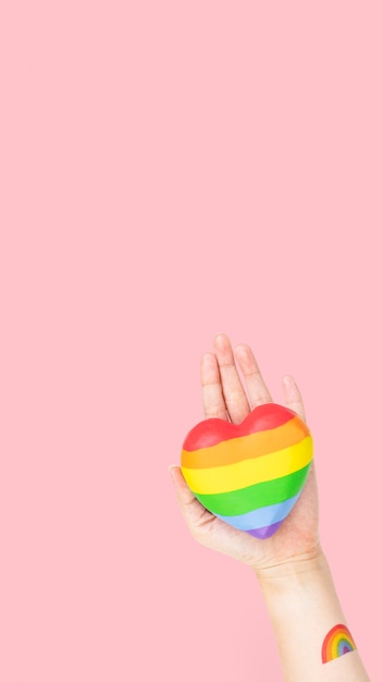 Corazón comunitario LGBTQ + con presentación de manos