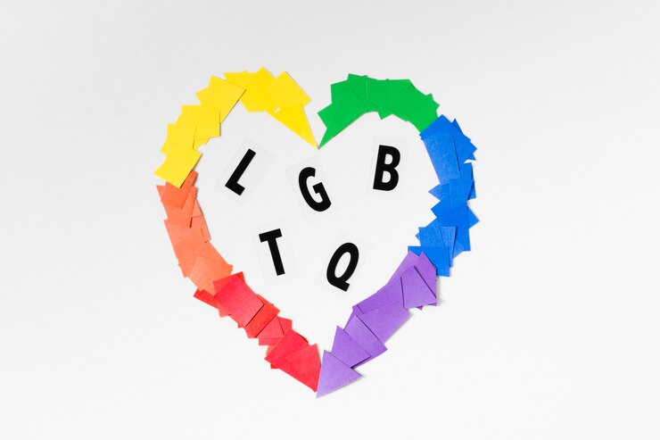 Foto gratuito corazón en concepto de colores del arco iris