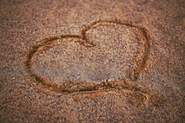 Corazón dibujado en la arena