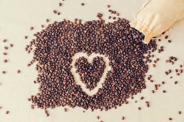 Corazón dibujado en granos de café
