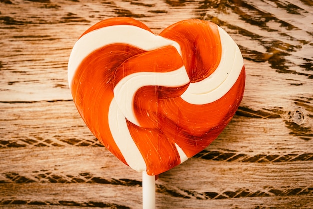 Foto gratuita corazón dulce caramelo con palo