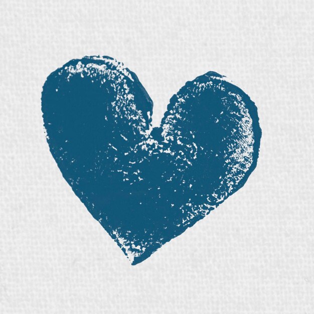 Corazón estampado en tela blanca