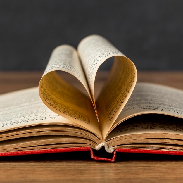 Corazón hecho de hojas de libro
