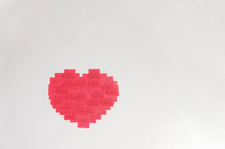 Foto gratuito corazón hecho de post it