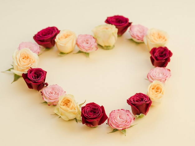 Corazón hecho con rosas coloridas