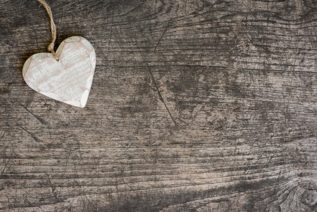 Corazón de madera blanca en la mesa rústica