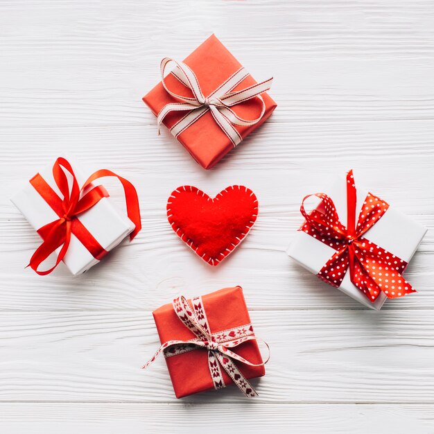 Corazón en medio de cajas de regalo