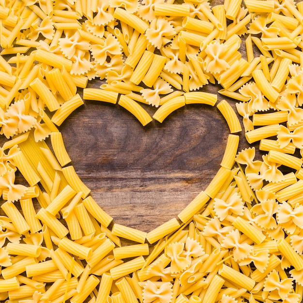 Foto gratuita corazón en un montón de pasta