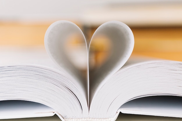 Foto gratuita corazón de las páginas del libro