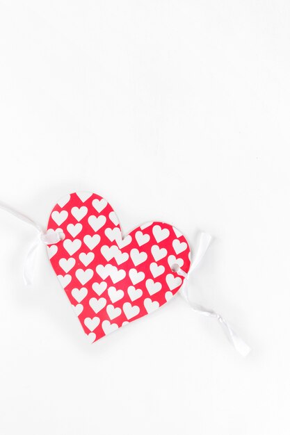 Corazón de papel estampado sobre fondo blanco