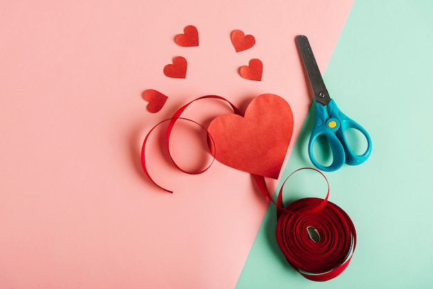 Corazón de papel rojo con tijeras