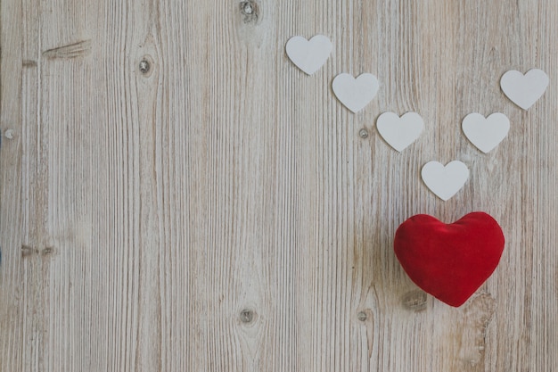 Foto gratuita corazón de peluche rojo con corazones blancos