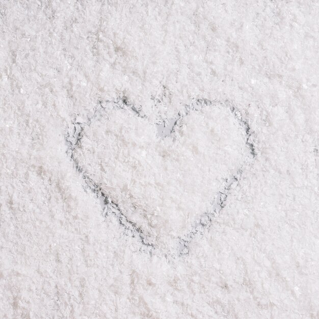 Corazón pintado sobre la nieve