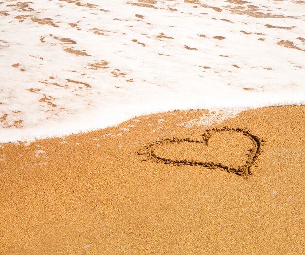Corazón en la playa.