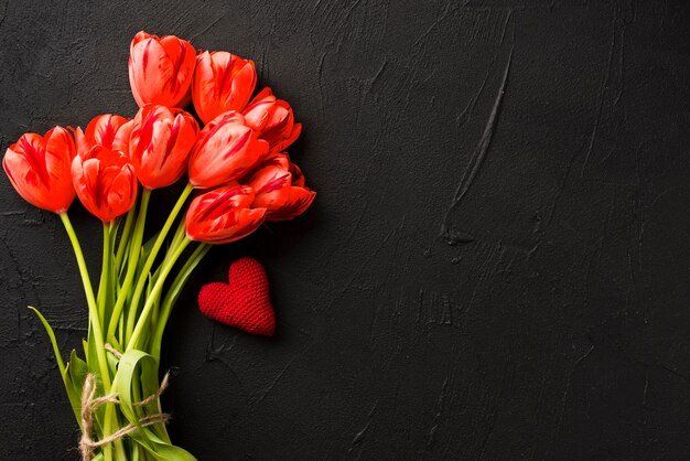 Corazón y ramo de tulipanes
