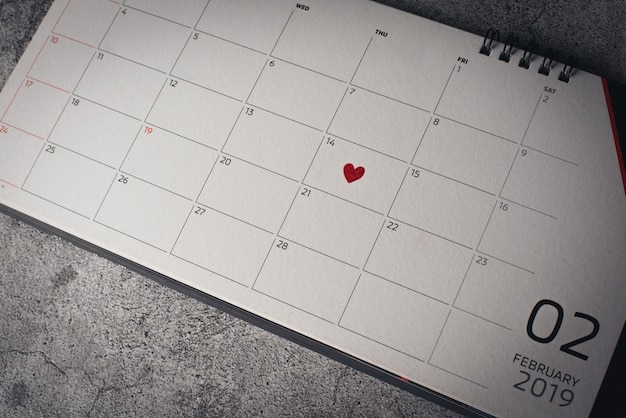 Corazón rojo el 14 de febrero en el calendario, concepto de día de San Valentín.