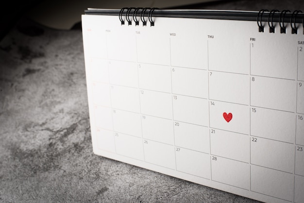 Corazón rojo el 14 de febrero en el calendario, concepto de día de San Valentín.