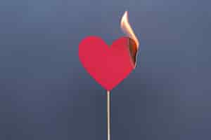 Foto gratuita corazón rojo ardiendo en palo