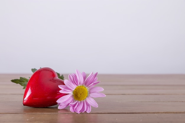 Corazón rojo y flor