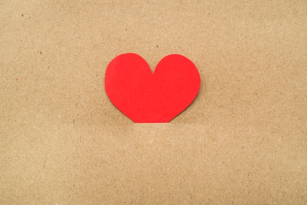 Corazón rojo en medio de cartón
