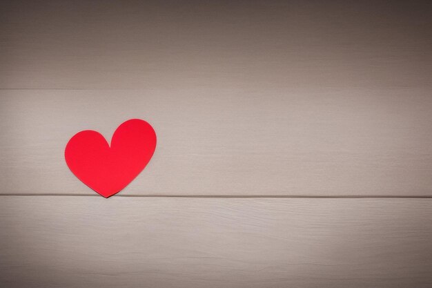 Corazón rojo sobre una mesa de madera con una línea en el medio