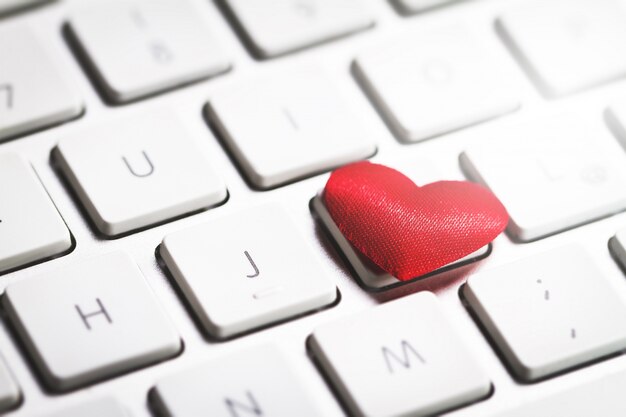 Corazón sobre el teclado de un ordenador