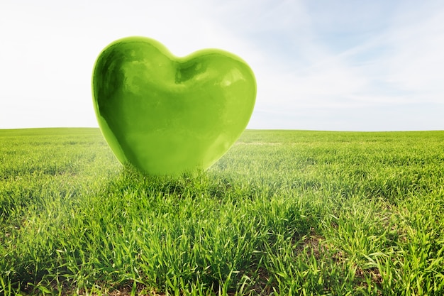 Corazón verde grande en un campo