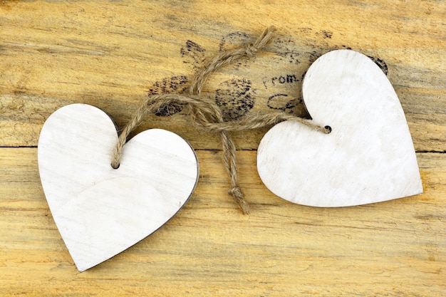 Corazones blancos de madera sobre una superficie de madera