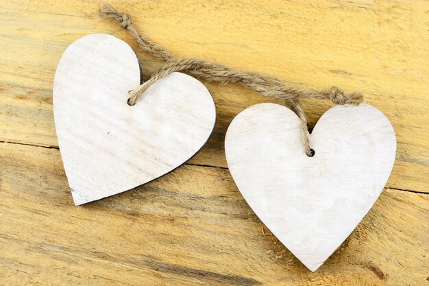 Corazones blancos de madera sobre una superficie de madera