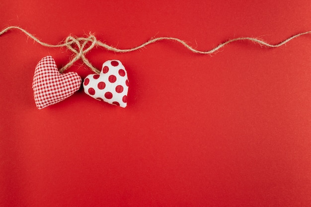 Foto gratuita corazones blandos pequeños con cuerda en mesa