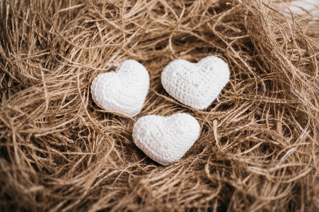 Corazones blandos pequeños sobre mesa