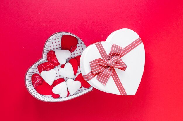 Corazones en caja de regalo en fondo vivo