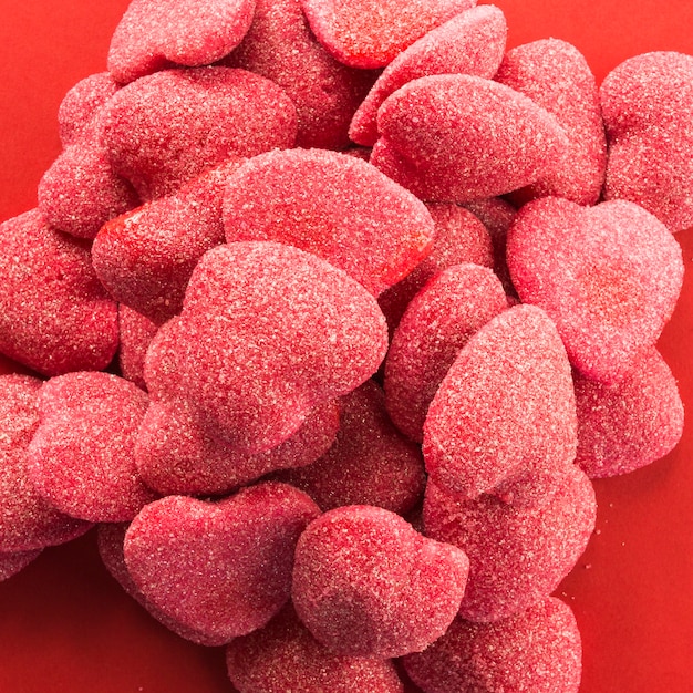 Foto gratuita corazones de caramelo de primer plano