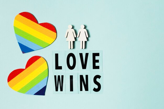 Corazones en color arcoiris con mensaje de celebración