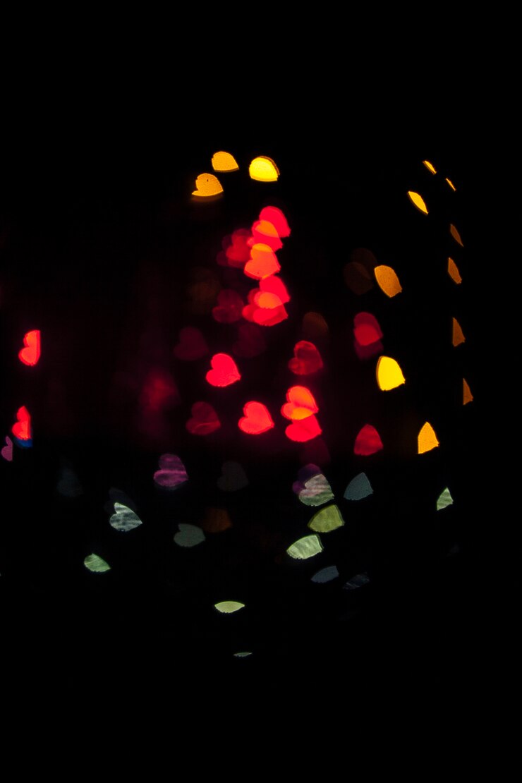Foto gratuito corazones de colores sobre fondo negro