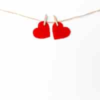 Foto gratuita corazones en cuerda para el día de san valentín